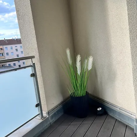 Modernes Mit Balkon Und Parkplatz Zentrum アパート