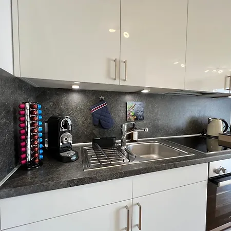 Modernes Mit Balkon Und Parkplatz Zentrum