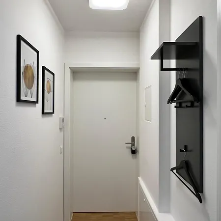 Modernes Mit Balkon Und Parkplatz Zentrum דירה *